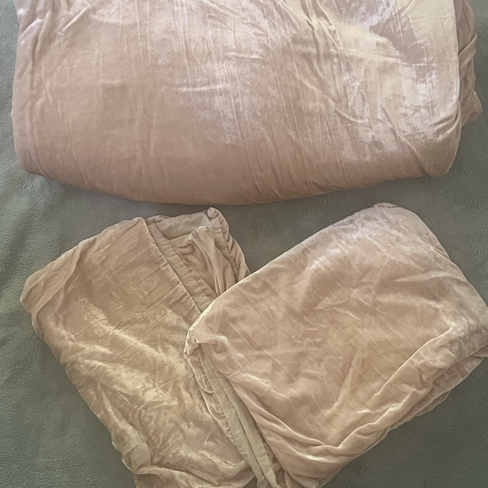 Luxurious Velvet Bedding Set in Soft Beige
